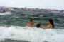 Летовници се къпят с дюшеци в бурното море на плажа в Слънчев бряг