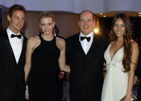 Принцът на Монако с годеницата си Чарлийн Уитсток (втората отляво), която е бивша плувкиня от ЮАР, световния шампион във Формула 1 за 2009-а Дженсън Бътън и гаджето му Джесика Мичибата
