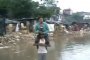Репортер отрази наводнение, яхнал местен жител!