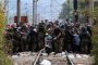 2000 мигранти блокираха жп линията между Македония и Гърция