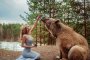  Модел се снима с истински мечок в Русия