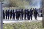 Хърватски полицаи малтретират мигранти в Босна