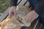 Мъж от Габрово намери картон в хляба си