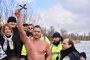 Александър Лебешковски извади кръста от езерото в Дружба