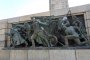 Задържаха тийнейджърки, рисували по паметника на съветската армия 