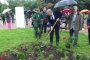 Министър Кацаров сади рози в парка на НДК