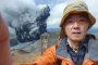 Японец си направи селфи край изригващ вулкан