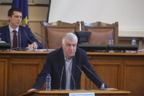 Народният представител от „БСП за България“ проф. Румен Гечев по време на парламентарен контрол