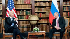 Руският президент Владимир Путин и президентът на САЩ Джо Байдън (вляво) присъстват на среща във вила "Ла Гранж" в Женева, Швейцария.