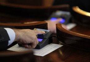 Единодушно с 218 гласа „за“ и без въздържали се, всички парламентарни групи приеха законопроекта на Министерския съвет за промяна на закона за българското гражданство