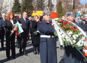 Президентът Румен Радев отдаде почит пред паметника на Левски