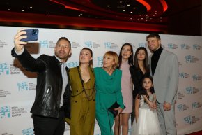 
Актьорският състав и творческият екип на най-новия български сериал „Лъжите в нас“ преминаха по червения килим