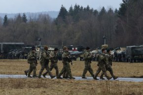 Американски войници помагат на бежанци в Полша