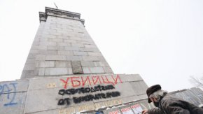  3-ма тийнейджъри писаха Save Ukraine! на монумента на съветската окупация, както го наричат организаторите на митинга