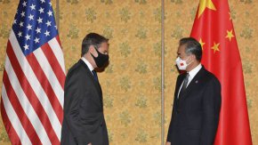 Държавният секретар на САЩ Антъни Блинкен (вляво) и китайският външен министър Ван И се срещат в Рим, неделя, 31 октомври 2021 г.