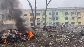На тази снимка, публикувана на 9 март 2022 г. , се виждат коли и сграда на болница, разрушена от авиационен удар по време на руската инвазия в Украйна, в Мариупол, Украйна. Пресслужба на Националната полиция на Украйна