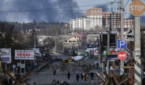Жителите се евакуират от град Ирпин, северно от Киев, на 10 март 2022 г