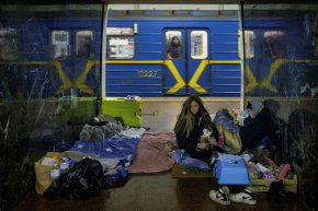 Хора се крият от възможни въздушни нападения на метростанция в Киев, Украйна, 8 март 2022 г. , докато Русия продължава да атакува Украйна.