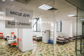 Вторият етаж на Централната гара в София, която беше ремонтирана основно при предишното редовно правителство, се превърна от сряда в бежански лагер