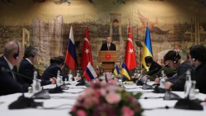 
Турция беше домакин и на разговори между руския външен министър Сергей Лавров и Кулеба в Анталия на 10 март