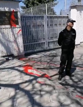 Боята е излята е от Николай Хаджигенов и Арман Бабикян в знак на протест и като символ на пролятата кръв в Украйна.