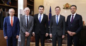 
    Министър-председателят Кирил Петков се срещна с министъра на икономиката, образованието и научните изследвания на Конфедерация Швейцария Ги Пармелин.
