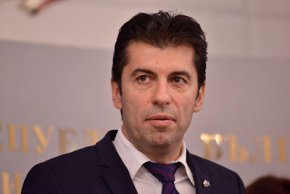 Никой не трябва да слага личната си кариера пред стабилността на България и ние показахме какво е лидерство като изтеглихме кандидатурата на Андрей Гюров”, заяви премиерът Кирил Петков, който даде изявление в МС