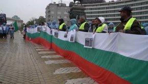 В Бургас пътните строители от 4 фирми също протестират. По план в 11 ч. ще блокират едната лента на подхода към града