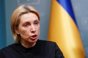 Украинският вицепремиер Ирина Верешчук разговаря с репортери в Киев на 11 април. (Валентин Огиренко/Reuters)