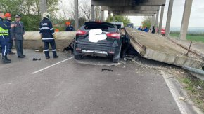 Около 9.10 часа е получен сигнал за ПТП от Суворово посока Девня. Товарен автомобил, с полуремарке, преминавайки под стоманена конструкция, закача и удря самоходна машина. Стоманено-бетонна част от съоръжението пада и удря част от движещия се отзад автомобил”, обясни Петко Камбуров, началник на сектор „Пътна полиция”-Варна