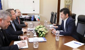 Министър-председателят потвърди желанието си за намиране на взаимно приемливо решение на отворените политически въпроси, отчитащо чувствителните за България теми. Петков отбеляза, че активизирането на секторното сътрудничество между двете страни допринася за изграждането на взаимно доверие и разбирателство