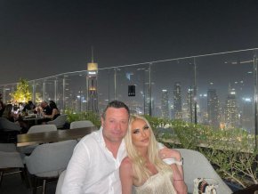 Актьорът постна вчера в социалните мрежи снимка, показваща ги двамата с партньорката му в Дубай, където в момента са на почивка