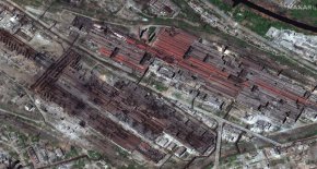 Спътникова снимка показва стоманодобивния завод "Азовстал" - мястото на последното военно укритие на украинците, което служи и като убежище за цивилни в Мариупол, Украйна, на 29 април. (Maxar Technologies/Reuters)