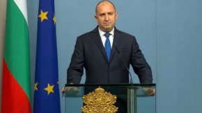 Има политици, които са готови да направят тази опасна стъпка: да заложат бъдещето на България в интерес на свои користни цели, предупреди Радев