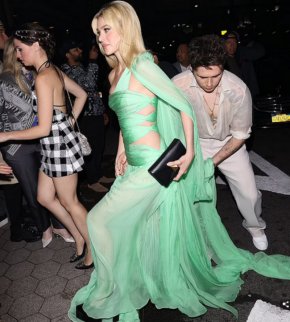 Бруклин Бекъм беше лакей на съпругата си Никола Пелц, докато държеше ментовозелената ѝ рокля на афтърпартито на Cipriani Met Gala в Ню Йорк в понеделник