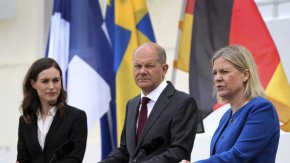 Финландският министър-председател Сана Марин, германският канцлер Олаф Шолц и шведският министър-председател Магдалена Андершон (отляво надясно) се обръщат към репортери по време на съвместна пресконференция край Берлин, Германия