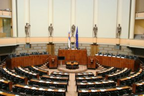  Парламентът прие позицията в съответствие с доклада на Комисията по външни работи след гласуване със 188 гласа "за", 8- против,