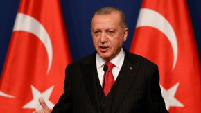 Ердоган отбеляза "необходимостта от стъпки, които да сведат до минимум негативните последици от войната и да изградят доверие, като възстановят възможно най-скоро основите на мира между Русия и Украйна", се казва още в съобщението