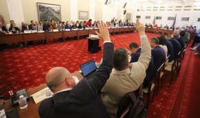 "Актуализацията на държавния бюджет беше отхвърлена в Комисия по бюджет и финанси с 8 гласа "За", 5 гласа "Против" и 3 гласа "Въздържал се", съобщи депутатът, член на комисията и екс финансов министър Петър Чобанов.