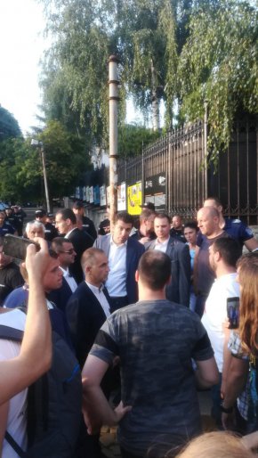 В същото време пред Народното събрание се проведе протест, организиран от партия "Възраждане", с искане за оставка на правителството на  Петков.