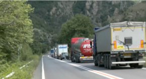 От Агенцията за пътна инфраструктура информират, че обходният маршрут е по път II-19 Симитли- Банско-Гоце Делчев - път III-198 Г. Делчев-Катунци-Марино поле - АМ "Струма" и обратно.