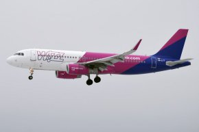 Нискотарифната авиокомпания Wizz Air е зарязала пътници в събота на Летище София, които е трябвало да летят за Бари в Италия