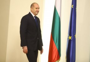 Президентът се обърна към висшите военни с думите, че новите звания и назначения са заслужено признание за достойната им служба и приноса им за развитието на българските въоръжени сили   
