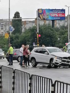 По първоначални данни от водача на втория автомобил, той е навлязъл в кръстовището направо при червен светофар, докато зелена е била светлината в секцията за надясно