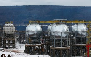 Общ изглед показва резервоари за втечнени нефтени газове (LPG) в съоръжение, собственост на Иркутската нефтена компания (INK), в Иркутска област, Русия, 9 март 2019 г. REUTERS/Василий Федосенко