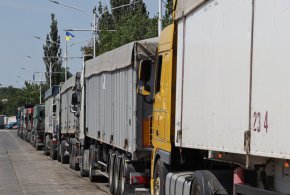 Камиони, натоварени със зърно, чакат на опашка край Измаил, Одеска област, Украйна, 14 юни. (Олександър Гиманов/AFP/Getty Images)