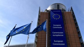 Комисията е решила да издаде мотивирани становища на България, Чехия, Естония, Финландия и Латвия за това, че не са въвели изцяло европейските правила за енергийните качества на сградите