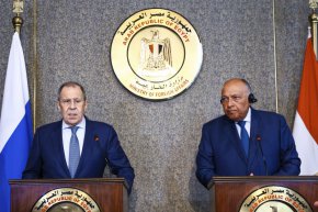 Руският външен министър Сергей Лавров (вляво) и египетският министър на външните работи Самех Шукри (вдясно) присъстват на съвместна пресконференция след разговорите си в Кайро, Египет, на 24 юли. (Пресслужба на руското външно министерство/AP)