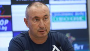 "Отборът се калява с всеки изминал ден и трупа футболна увереност", допълни Стоилов.