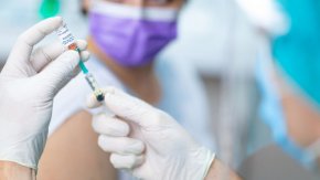 Британският лекарствен регулатор одобри прилагането на така наречената бивалентна ваксина, произведена от американската фармацевтична компания "Модерна", като бустерна доза за пълнолетни